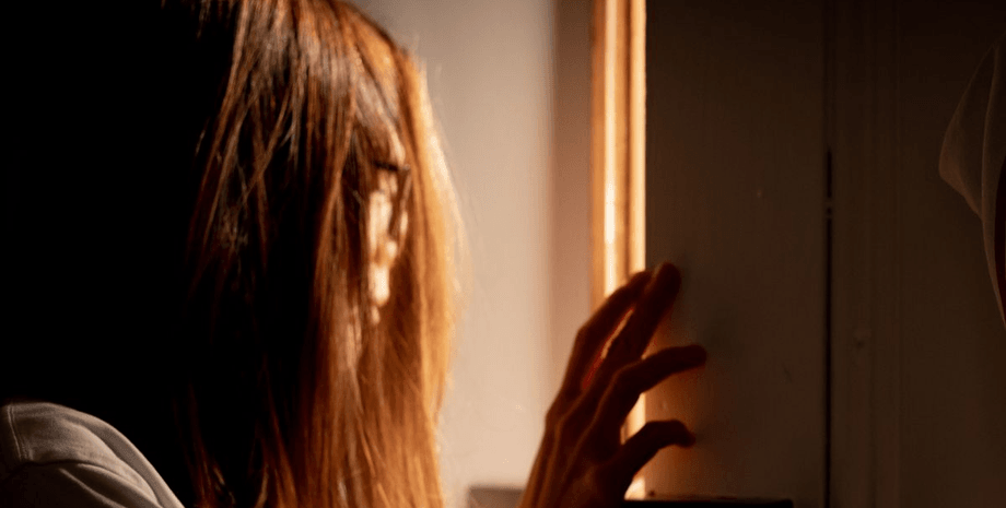 Жінка в двері, жінка, двері, приховані двері, таємна кімната, моторошна знахідка, знахідка, будинок,