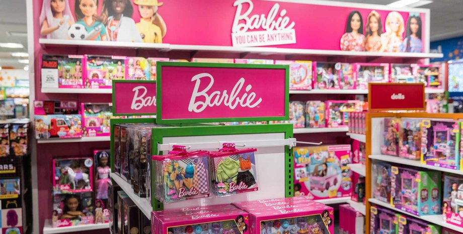 Ляльки Барбі на полицях магазину