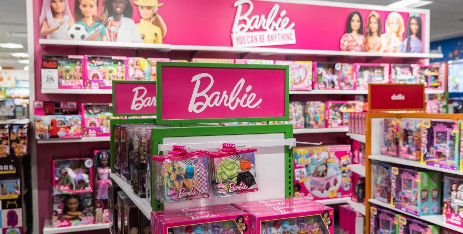 Игрушки Барби Куклы Барби на полках магазина