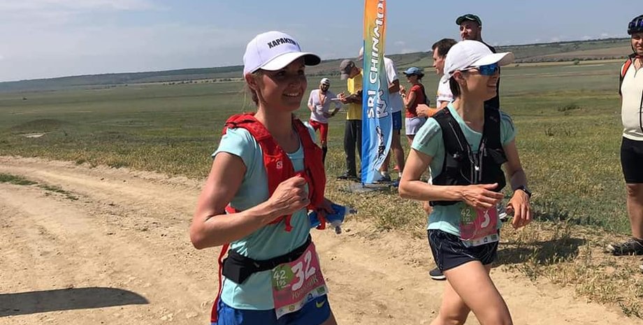 Фото: Екатерина Катющева (слева) на старте / Фото: Facebook Ігор Мишко