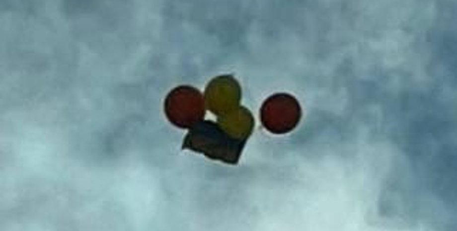 Над Кремлем пролетел украинский флаг