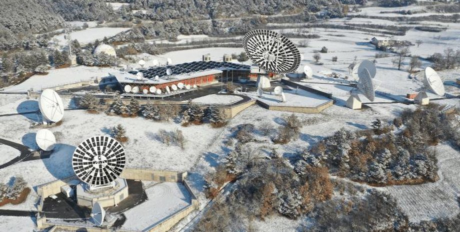 антени, сонячні панелі, сонячні батареї