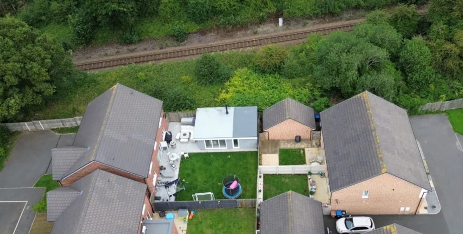 У Великій Британії чоловіка зобов'язали знести літній будиночок після скарг сусідів на шум ночами