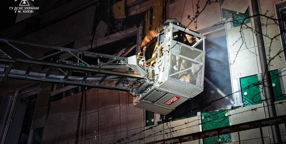 Киев, обстрел, разрушения, спасатель, ГСЧС, атака, ВС РФ