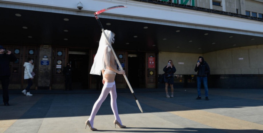 Голые FEMEN сорвали модный показ Nina Ricci (ФОТО)