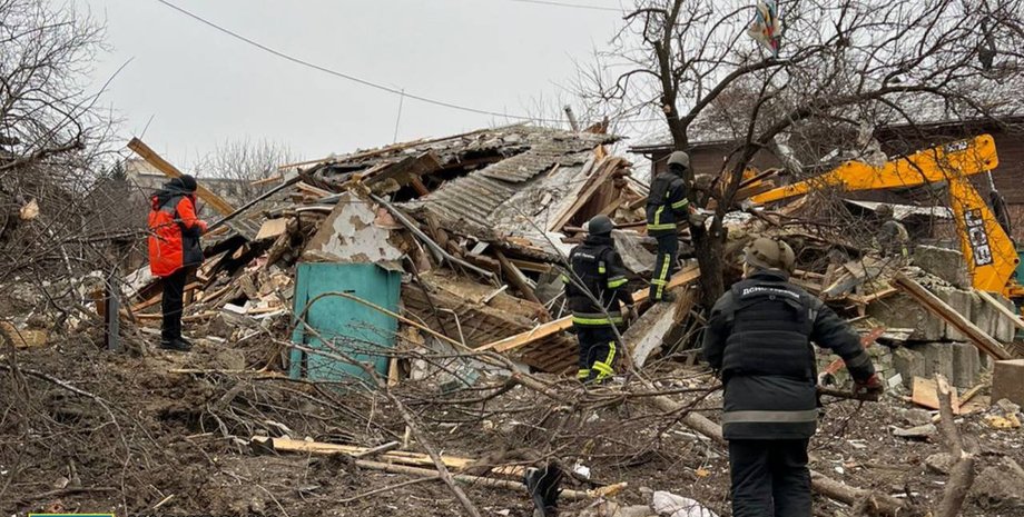 Дніпропетровська області, пожежа, обстріл, війна в Україні, руйнування, рятувальник, фото