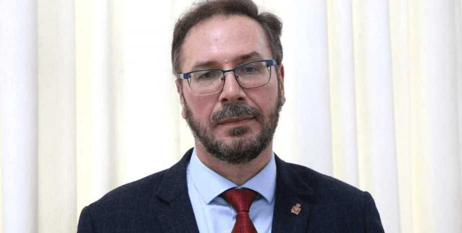 директор Національного музею історії України, Федір Андрощук втік, федір андрощук втік з україни,