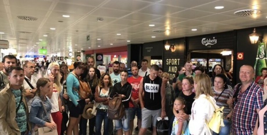 Туристы в аэропорту Пальма-де-Майорка/Фото: ukrinform.ru