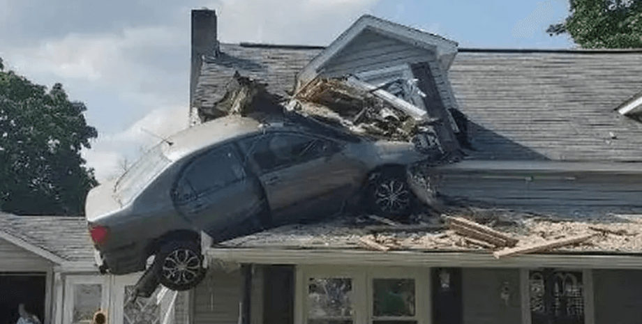 Автомобіль влетів у будинок, будинок після аварії, аварія, ДТП, автомобіль влетів у будинок, машина врізалася в будинок, пожежники, поліція