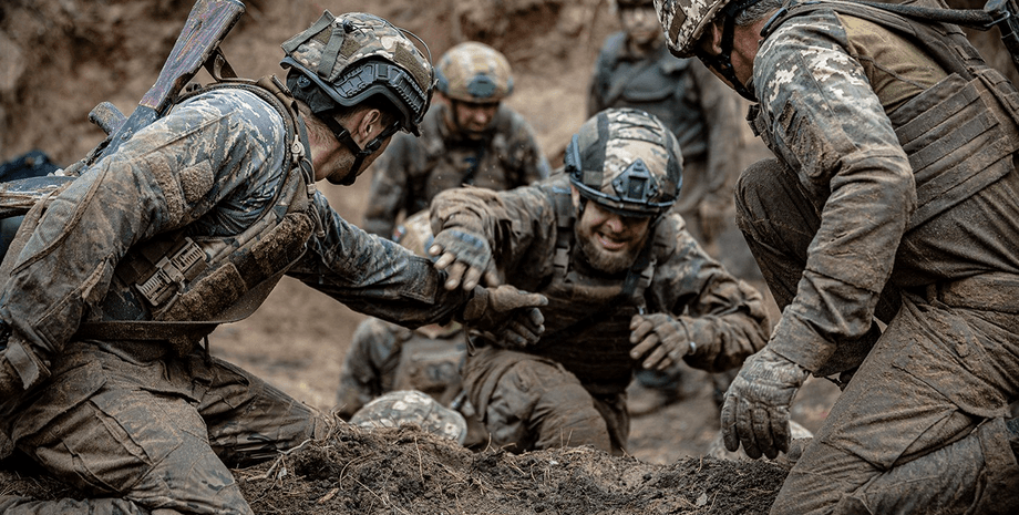 Condividi: Gli istruttori dell'Alleanza del Nord Atlantico, impegnati nell'addes...