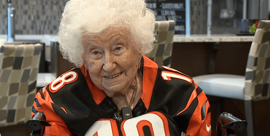 105-летняя женщина, пенсионерка, американка, любит футбол, любит виски, пожарная служба, день рождения, секрет долголетия