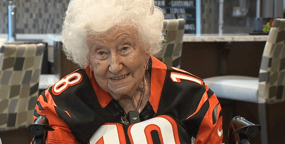 105-летняя женщина, пенсионерка, американка, любит футбол, любит виски, пожарная служба, день рождения, секрет долголетия