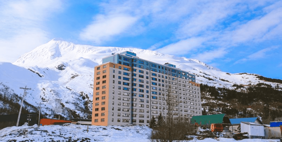 Многоэтажный дом, Begich Towers, башня, живут под одной крышей, все в одном здании, Аляска, туристы, местные жители