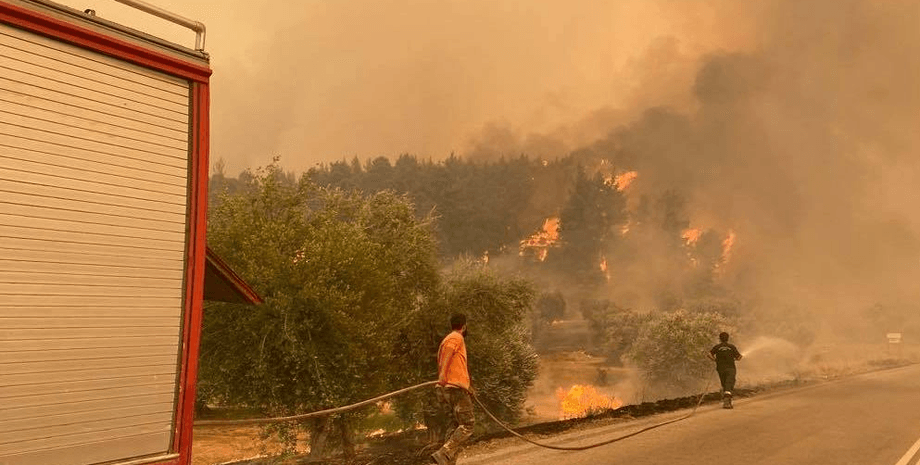 Лісова пожежа в Греції, пожежа, масивна пожежа, навмисний підпал, жінка влаштовувала підпали, флірт із пожежниками
