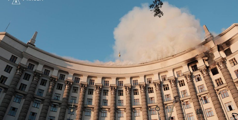 Рятувальники гасять пожежу в урядовій будівлі