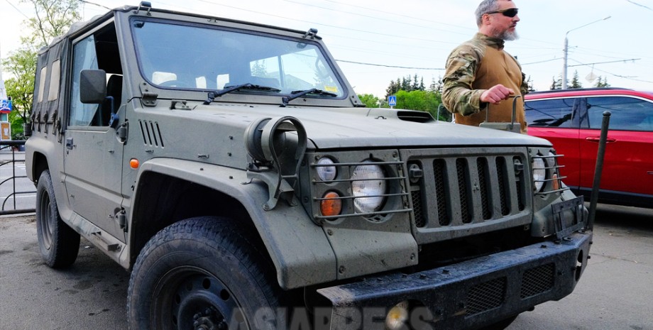Die japanische Regierung übergab zuvor 100 Jeeps Typ 73 an die Ukraine, die auf ...