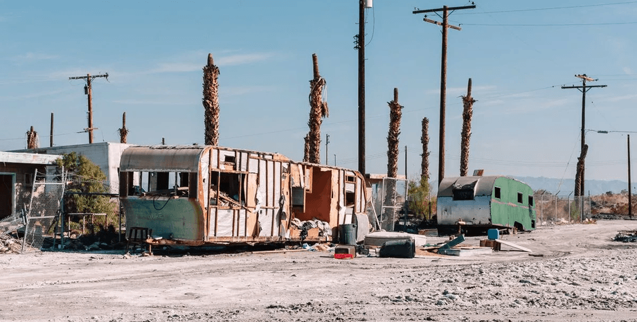 Бомбей-Біч, місто-привид, покинуте місто, пустеля, потоки пилу, пил, важко дихати, астма, шкідливе повітря, улюблене місце туристів