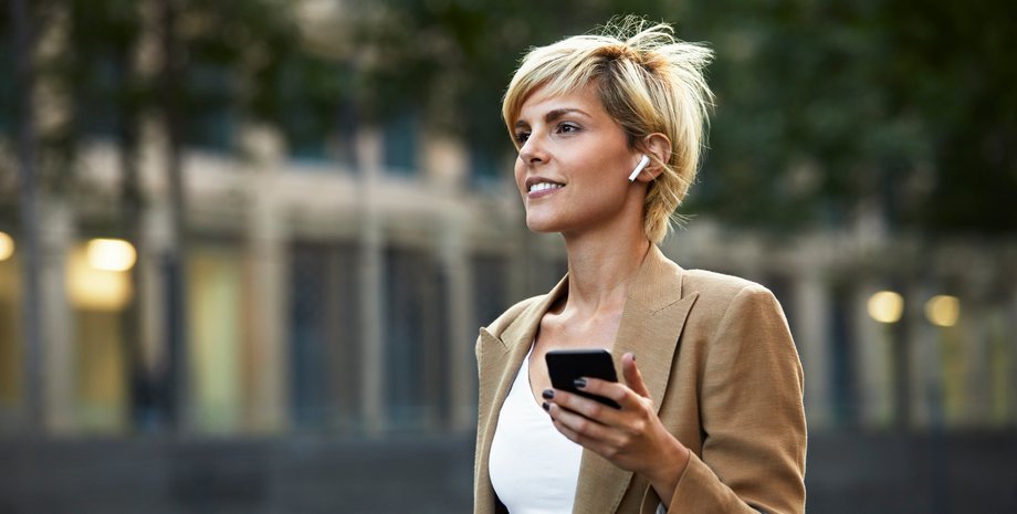 девушка в костюме