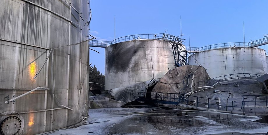 Резервуар Россияне атаковали резервуар с маслом в Одесской области