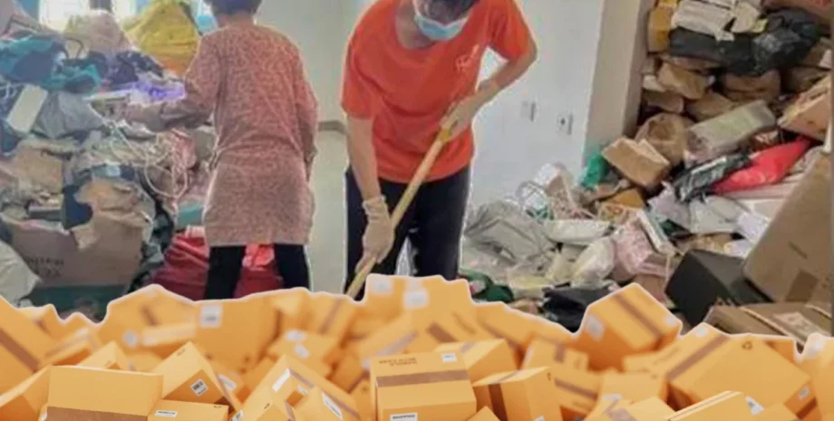 женщина захламляет квартиру коробками с покупками