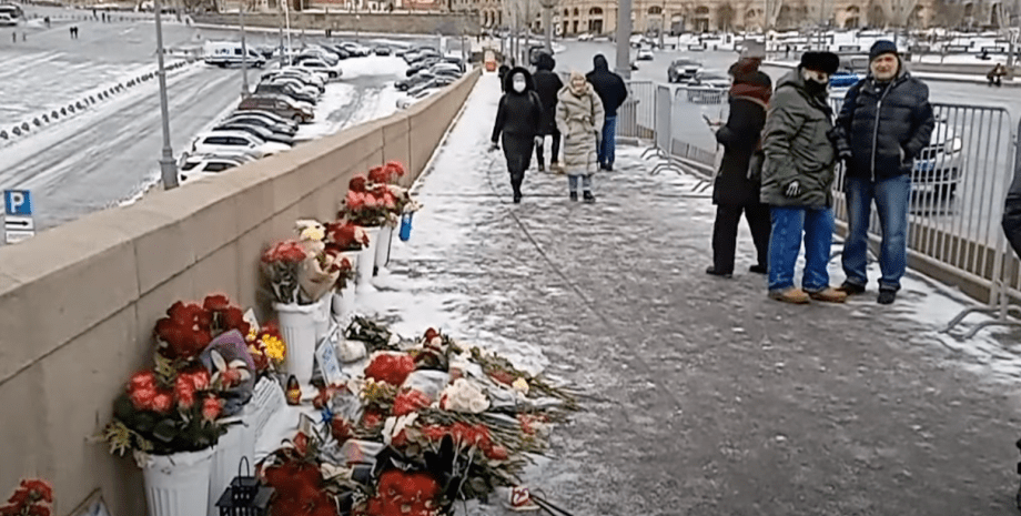 цветы, немцов мост, мемориал, борис немцов