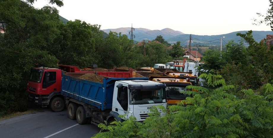 баррикады в Косово, сербы разбираю блокпосты, конфликт в Косово, косовские сербы, миротворцы KFOR