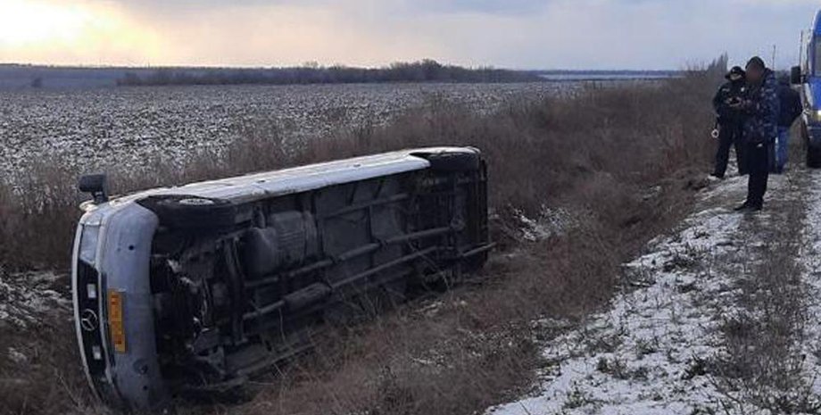 перевернутый автобус