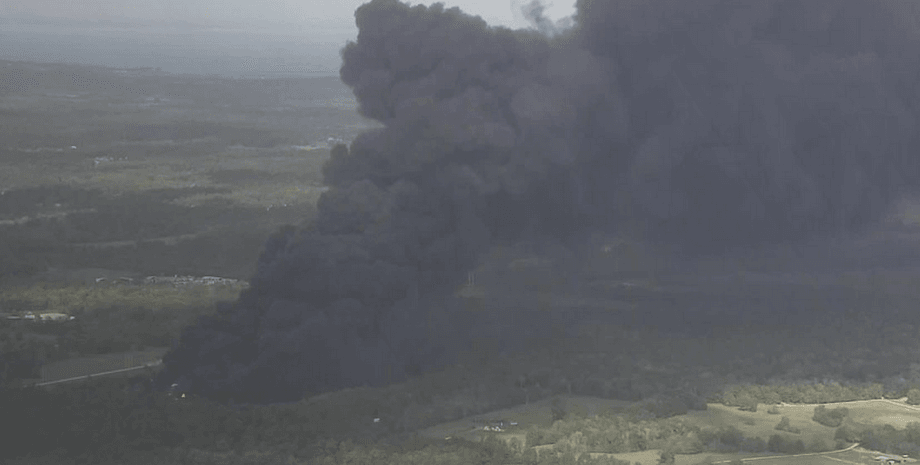 взрыв на химическом заводе, пожар, дым