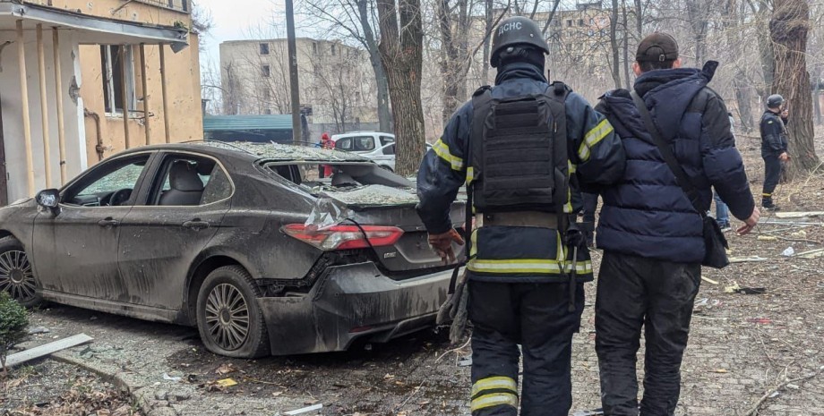 Zwei Männer und eine Frau werden in äußerst schwerwiegenden Verhältnissen ins Kr...