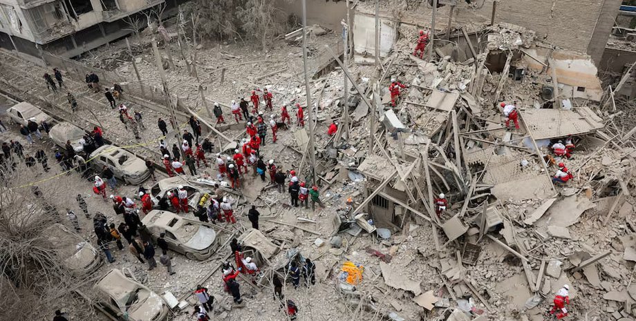 Война на Ближнем Востоке — к лету глобальный голод в мире может резко возрасти — ООН Сотрудники экстренных служб работают на месте удара по дому на фоне американо-израильского конфликта с Ираном