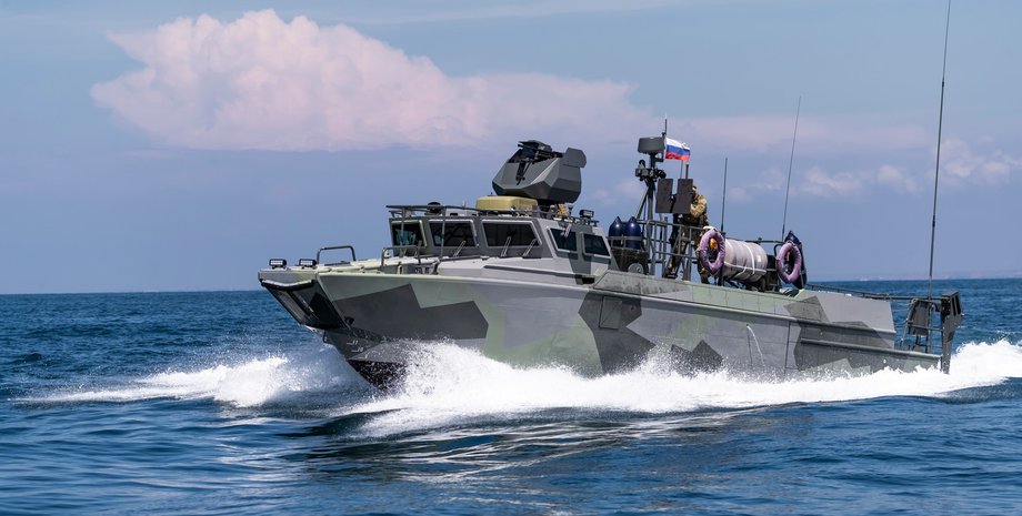 Десантний катер БК-16 ЗС РФ у плаванні