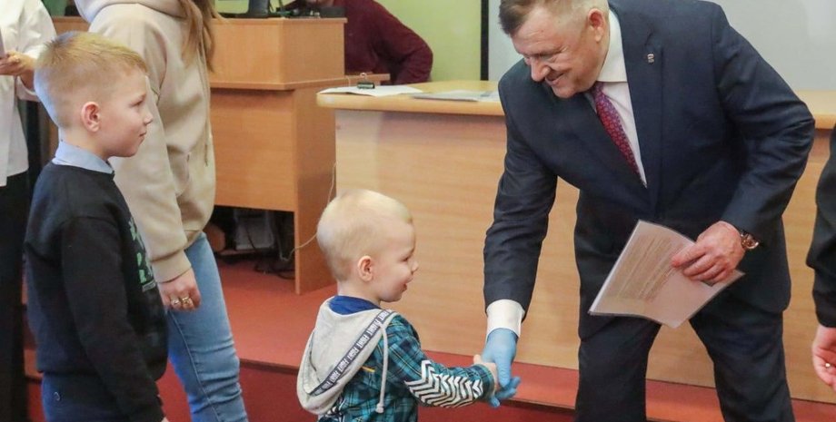 новости россии, мэр, перчатка, награждение, перчатка, скандал