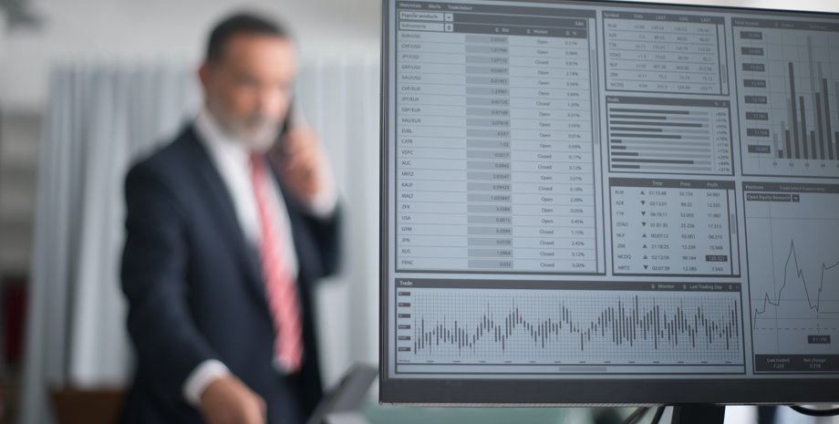 человек в офисе, графики, прибыль, депозит