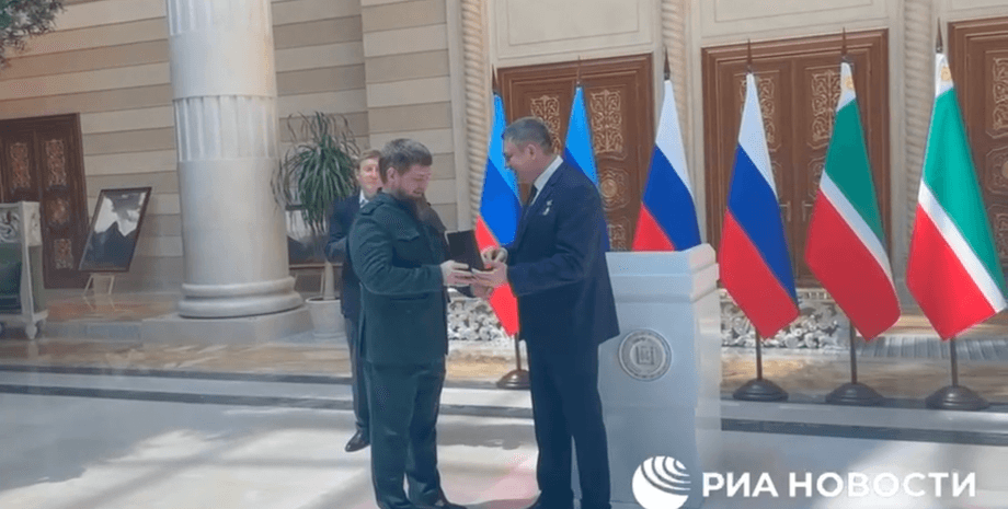 рамзан кадрів, кадиров на врученні нагороди героя лнр, кадирову вручили звання героя лнр