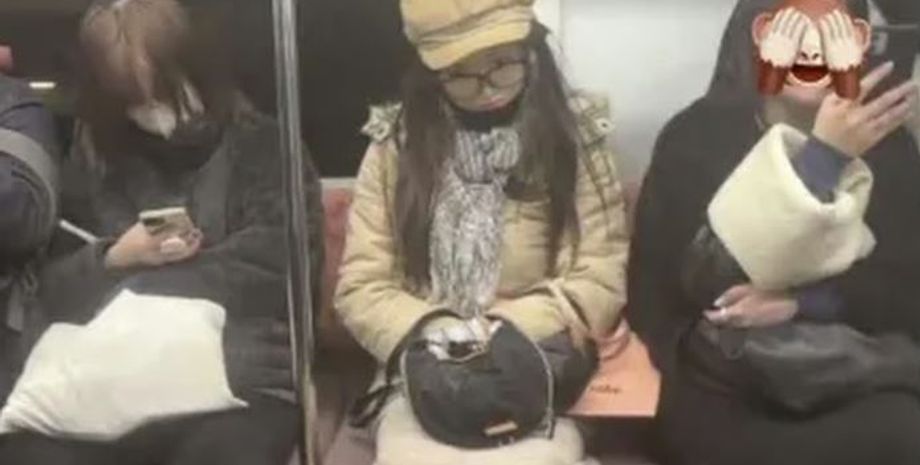 Чоловіки одягають силіконові костюми та маски, щоб виглядати як жінки, курйози, мода, новий тренд