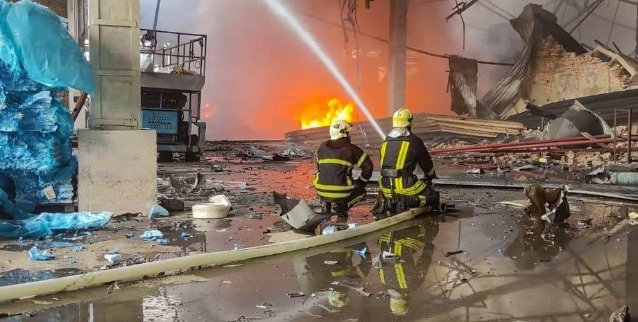 Внаслідок удару ракет та "Шахедів" РФ у Тернополі почалась пожежа на промисловому підприємстві, повідомила адміністрація