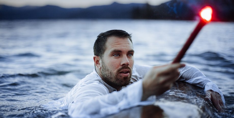 мужчина, вода, море, сигнал бедствия