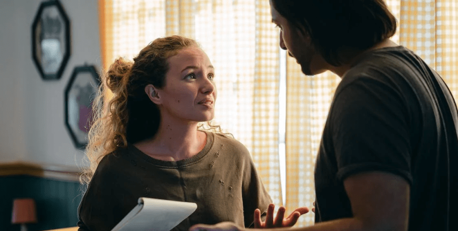 Ссора, спор Ссора, спор, измена, любимый человек, женщина подозревает парня в измене, чужой бюстгальтер, доказательства измены