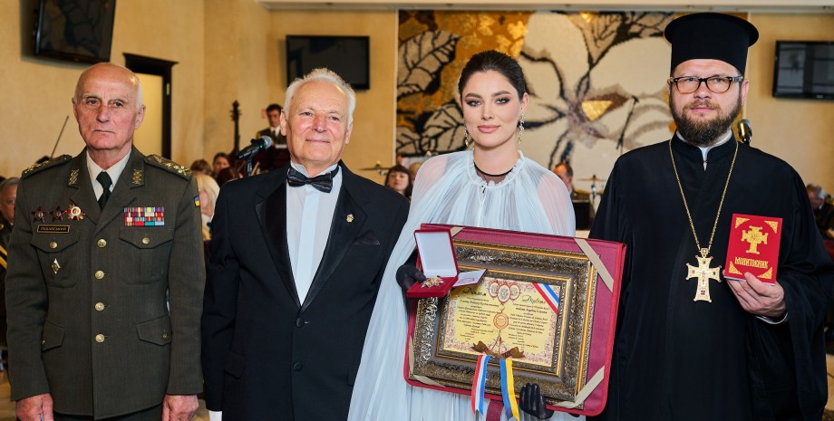 Ангеліну Усанову нагородили орденами Королеви Анни та Святої Софії фото