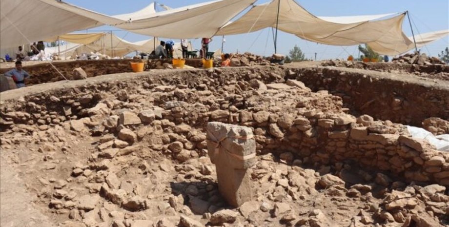 археологи исследуют древнее поселение