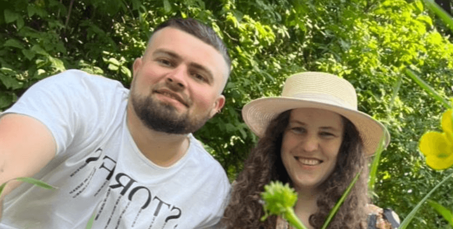 Молодая пара живет в деревне