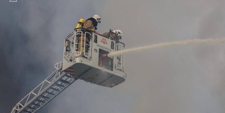 Рятувальники тушать пожежу після нічної атаки на Вінницю