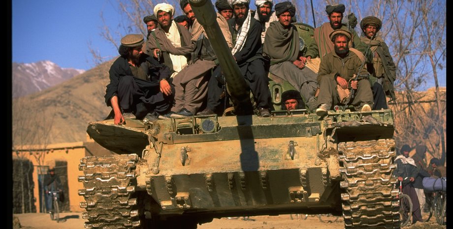 Бойцы движения Талибан на танке