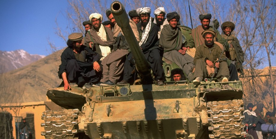 Бойцы движения Талибан на танке