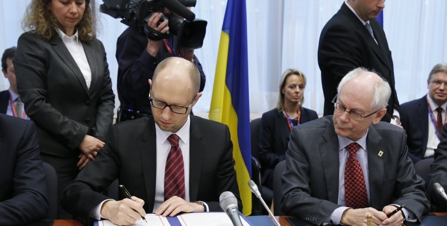 Арсений Яценюк подписывает Соглашение об ассоциации Украины с ЕС / Фото: kmu.gov.ua