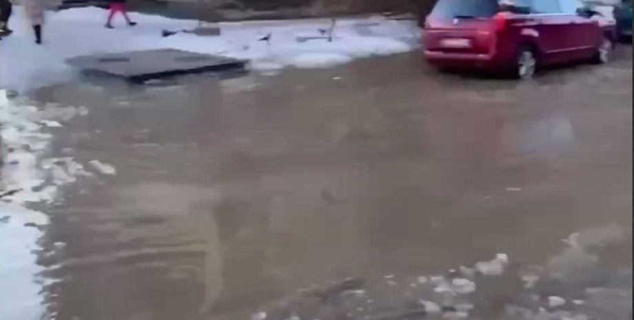 Затопило декілька кварталів: у Києві прорвало трубу біля метро "Політехнічний інститут" (відео)