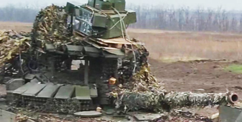 Російський танк, обвішений засобами РЕБ