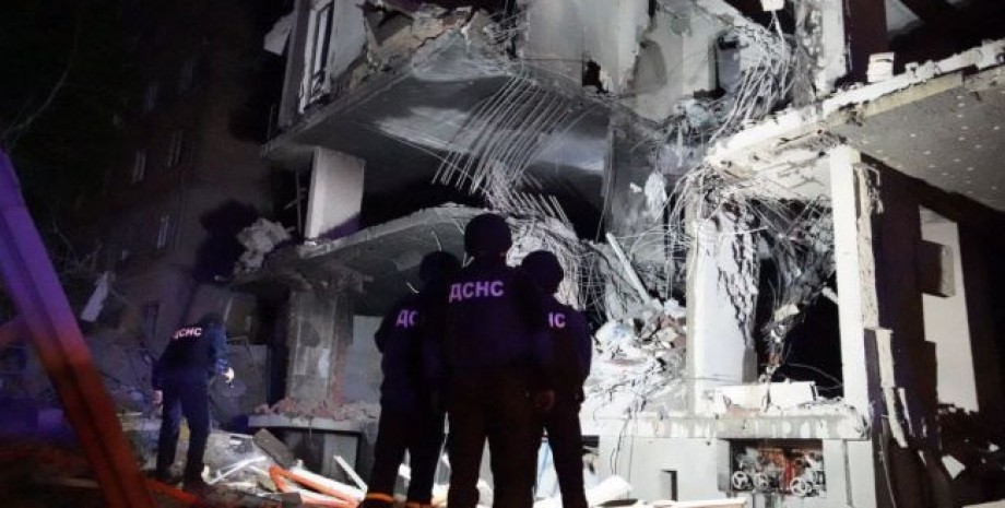 Жилой дом Киева после удара ракетой
