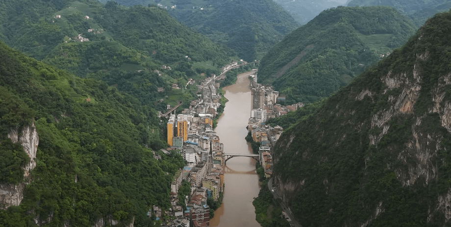 Блогер, самый узкий город мира, Яньцзинь, на грани катастрофы, дома на берегу реки, уникальный город, блогер, наводнение