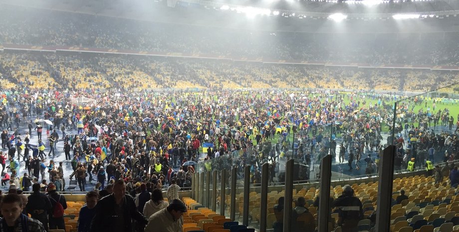 Болельщики после матчка "Днепр" - "Наполи" / Фото: 1927.kiev.ua